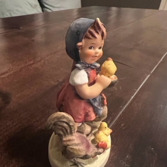 Goebel Hummel Figurine 'Feeding Time' 199/0 Girl with Chickens West Germany - Picture 4 of 11